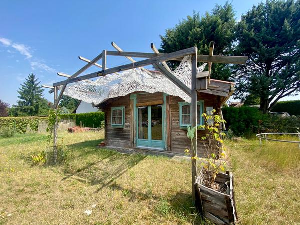 Exclusivité - Maison en bois à Fresnes, proche Contres et à 20 minutes de Blois ? En exclusivité, découvrez cette charmante maison à Fresnes, idéalement située à seulement quelques minutes de Contres et à 20 minutes de Blois. Construite dans les années 2