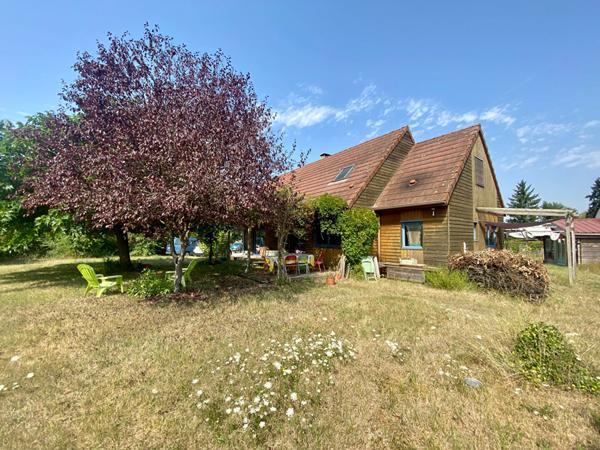 Exclusivité - Maison en bois à Fresnes, proche Contres et à 20 minutes de Blois ? En exclusivité, découvrez cette charmante maison à Fresnes, idéalement située à seulement quelques minutes de Contres et à 20 minutes de Blois. Construite dans les années 2