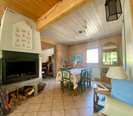 Exclusivité - Maison en bois à Fresnes, proche Contres et à 20 minutes de Blois ? En exclusivité, découvrez cette charmante maison à Fresnes, idéalement située à seulement quelques minutes de Contres et à 20 minutes de Blois. Construite dans les années 2