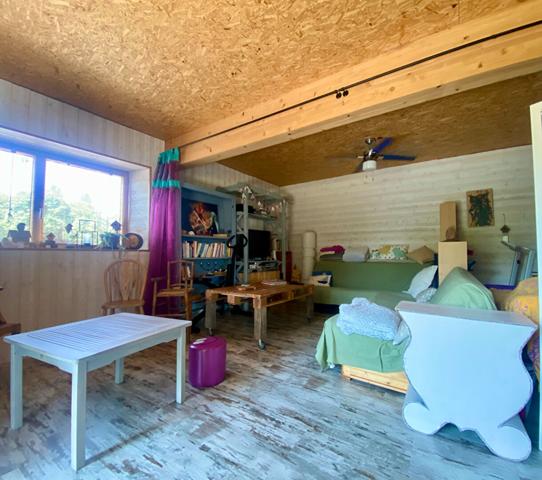 Exclusivité - Maison en bois à Fresnes, proche Contres et à 20 minutes de Blois ? En exclusivité, découvrez cette charmante maison à Fresnes, idéalement située à seulement quelques minutes de Contres et à 20 minutes de Blois. Construite dans les années 2