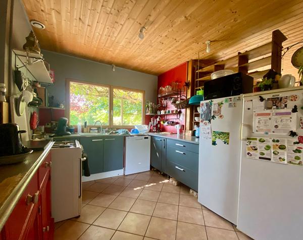 Exclusivité - Maison en bois à Fresnes, proche Contres et à 20 minutes de Blois ? En exclusivité, découvrez cette charmante maison à Fresnes, idéalement située à seulement quelques minutes de Contres et à 20 minutes de Blois. Construite dans les années 2