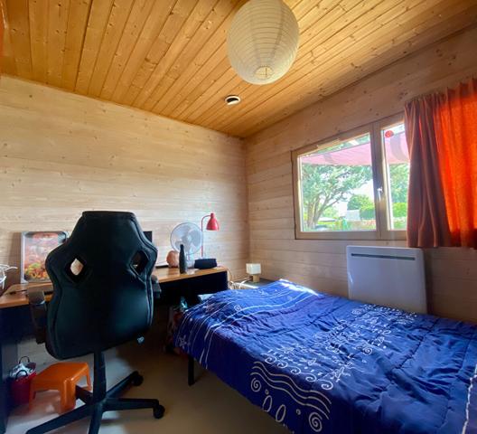 Exclusivité - Maison en bois à Fresnes, proche Contres et à 20 minutes de Blois ? En exclusivité, découvrez cette charmante maison à Fresnes, idéalement située à seulement quelques minutes de Contres et à 20 minutes de Blois. Construite dans les années 2