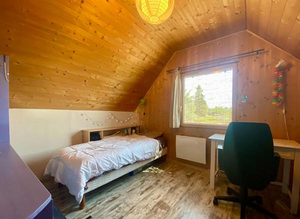 Exclusivité - Maison en bois à Fresnes, proche Contres et à 20 minutes de Blois ? En exclusivité, découvrez cette charmante maison à Fresnes, idéalement située à seulement quelques minutes de Contres et à 20 minutes de Blois. Construite dans les années 2