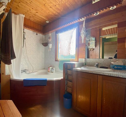 Exclusivité - Maison en bois à Fresnes, proche Contres et à 20 minutes de Blois ? En exclusivité, découvrez cette charmante maison à Fresnes, idéalement située à seulement quelques minutes de Contres et à 20 minutes de Blois. Construite dans les années 2