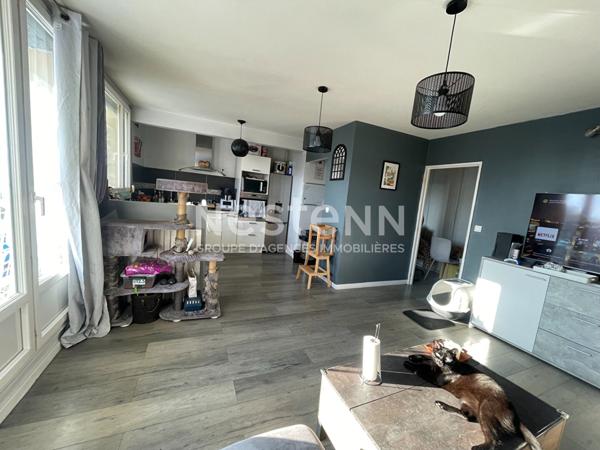 A vendre à CHILLY-MAZARIN, un appartement de 3 pièces avec cellier et place de parking privative.