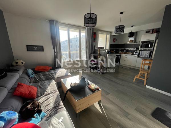 A vendre à CHILLY-MAZARIN, un appartement de 3 pièces avec cellier et place de parking privative.