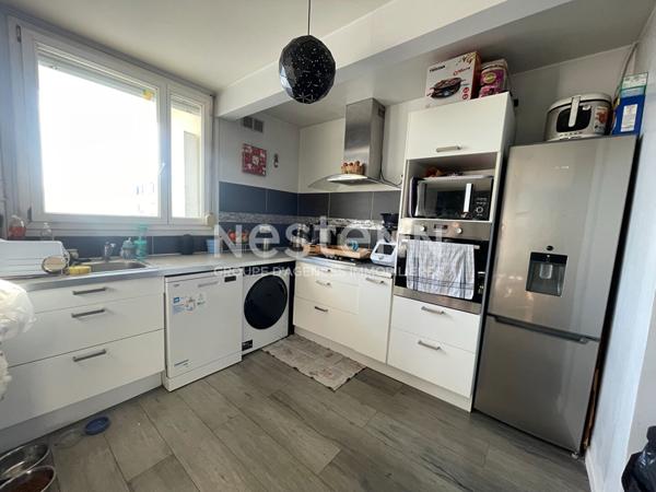 A vendre à CHILLY-MAZARIN, un appartement de 3 pièces avec cellier et place de parking privative.
