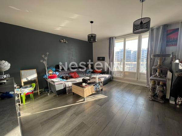 A vendre à CHILLY-MAZARIN, un appartement de 3 pièces avec cellier et place de parking privative.