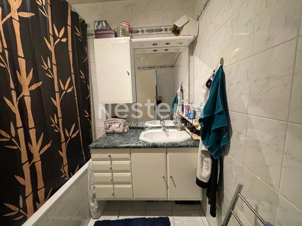 A vendre à CHILLY-MAZARIN, un appartement de 3 pièces avec cellier et place de parking privative.