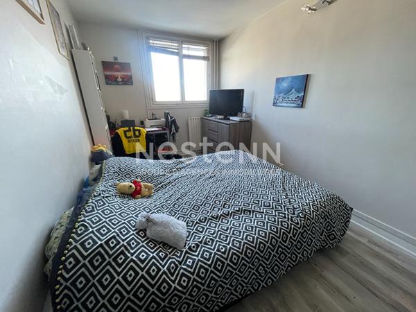 A vendre à CHILLY-MAZARIN, un appartement de 3 pièces avec cellier et place de parking privative.