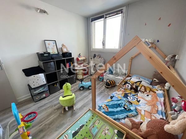 A vendre à CHILLY-MAZARIN, un appartement de 3 pièces avec cellier et place de parking privative.