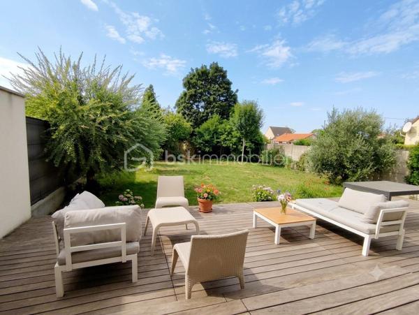 Découvrez cette superbe maison contemporaine, située dans un environnement calme et paisible, offrant un cadre de vie chaleureux, confortable et convivial.
Les points essentiels :
155 m² habitables
7 pièces
5 chambres, dont 1 au rez-de-chaussée
Grand sous-sol
Belle terrasse
Jardin sans vis-à-vis
Maison sans travaux, parfaitement entretenue
Agencement moderne et fonctionnel
Proche de toutes les commodités
Une maison récente, élégante et parfaitement adaptée à une vie de famille, qui conjugue modernité, espace et tranquillité.