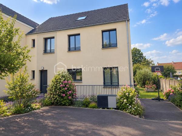 Découvrez cette superbe maison contemporaine, située dans un environnement calme et paisible, offrant un cadre de vie chaleureux, confortable et convivial.
Les points essentiels :
155 m² habitables
7 pièces
5 chambres, dont 1 au rez-de-chaussée
Grand sous-sol
Belle terrasse
Jardin sans vis-à-vis
Maison sans travaux, parfaitement entretenue
Agencement moderne et fonctionnel
Proche de toutes les commodités
Une maison récente, élégante et parfaitement adaptée à une vie de famille, qui conjugue modernité, espace et tranquillité.