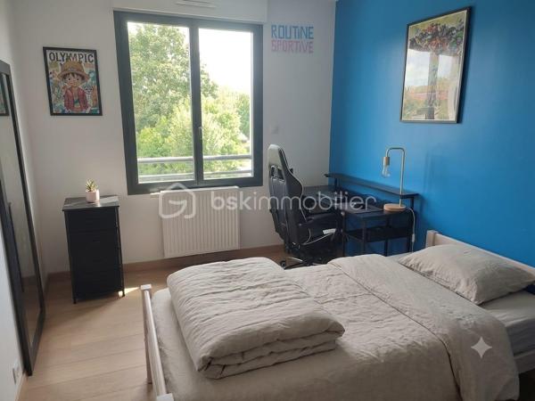 Découvrez cette superbe maison contemporaine, située dans un environnement calme et paisible, offrant un cadre de vie chaleureux, confortable et convivial.
Les points essentiels :
155 m² habitables
7 pièces
5 chambres, dont 1 au rez-de-chaussée
Grand sous-sol
Belle terrasse
Jardin sans vis-à-vis
Maison sans travaux, parfaitement entretenue
Agencement moderne et fonctionnel
Proche de toutes les commodités
Une maison récente, élégante et parfaitement adaptée à une vie de famille, qui conjugue modernité, espace et tranquillité.