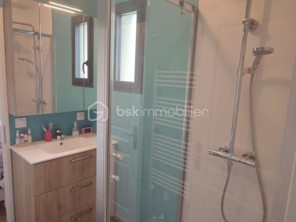 Découvrez cette superbe maison contemporaine, située dans un environnement calme et paisible, offrant un cadre de vie chaleureux, confortable et convivial.
Les points essentiels :
155 m² habitables
7 pièces
5 chambres, dont 1 au rez-de-chaussée
Grand sous-sol
Belle terrasse
Jardin sans vis-à-vis
Maison sans travaux, parfaitement entretenue
Agencement moderne et fonctionnel
Proche de toutes les commodités
Une maison récente, élégante et parfaitement adaptée à une vie de famille, qui conjugue modernité, espace et tranquillité.
