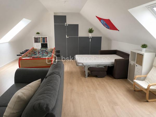 Découvrez cette superbe maison contemporaine, située dans un environnement calme et paisible, offrant un cadre de vie chaleureux, confortable et convivial.
Les points essentiels :
155 m² habitables
7 pièces
5 chambres, dont 1 au rez-de-chaussée
Grand sous-sol
Belle terrasse
Jardin sans vis-à-vis
Maison sans travaux, parfaitement entretenue
Agencement moderne et fonctionnel
Proche de toutes les commodités
Une maison récente, élégante et parfaitement adaptée à une vie de famille, qui conjugue modernité, espace et tranquillité.