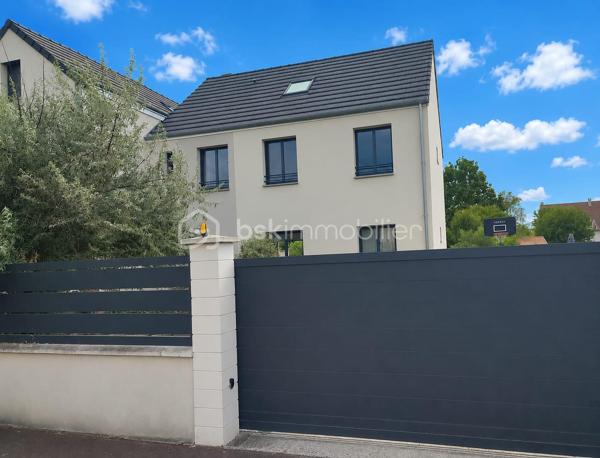 Découvrez cette superbe maison contemporaine, située dans un environnement calme et paisible, offrant un cadre de vie chaleureux, confortable et convivial.
Les points essentiels :
155 m² habitables
7 pièces
5 chambres, dont 1 au rez-de-chaussée
Grand sous-sol
Belle terrasse
Jardin sans vis-à-vis
Maison sans travaux, parfaitement entretenue
Agencement moderne et fonctionnel
Proche de toutes les commodités
Une maison récente, élégante et parfaitement adaptée à une vie de famille, qui conjugue modernité, espace et tranquillité.
