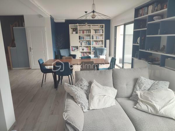Découvrez cette superbe maison contemporaine, située dans un environnement calme et paisible, offrant un cadre de vie chaleureux, confortable et convivial.
Les points essentiels :
155 m² habitables
7 pièces
5 chambres, dont 1 au rez-de-chaussée
Grand sous-sol
Belle terrasse
Jardin sans vis-à-vis
Maison sans travaux, parfaitement entretenue
Agencement moderne et fonctionnel
Proche de toutes les commodités
Une maison récente, élégante et parfaitement adaptée à une vie de famille, qui conjugue modernité, espace et tranquillité.