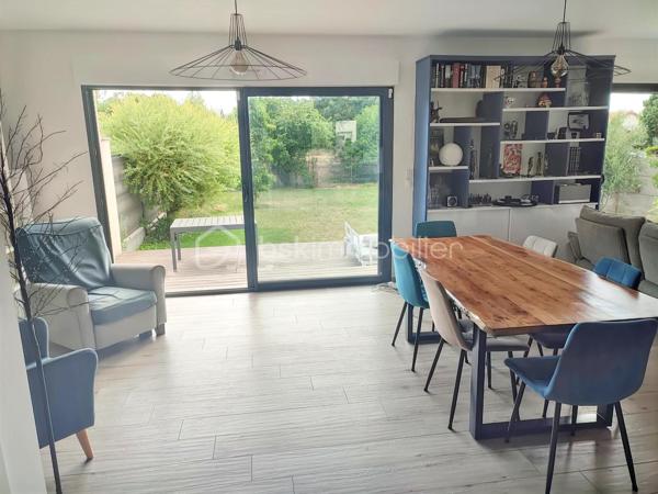 Découvrez cette superbe maison contemporaine, située dans un environnement calme et paisible, offrant un cadre de vie chaleureux, confortable et convivial.
Les points essentiels :
155 m² habitables
7 pièces
5 chambres, dont 1 au rez-de-chaussée
Grand sous-sol
Belle terrasse
Jardin sans vis-à-vis
Maison sans travaux, parfaitement entretenue
Agencement moderne et fonctionnel
Proche de toutes les commodités
Une maison récente, élégante et parfaitement adaptée à une vie de famille, qui conjugue modernité, espace et tranquillité.