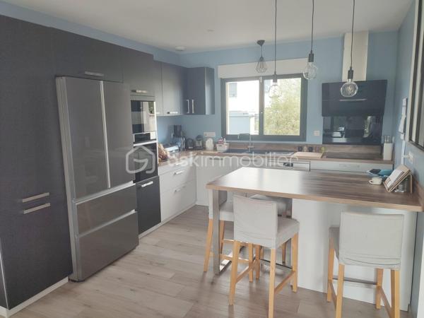 Découvrez cette superbe maison contemporaine, située dans un environnement calme et paisible, offrant un cadre de vie chaleureux, confortable et convivial.
Les points essentiels :
155 m² habitables
7 pièces
5 chambres, dont 1 au rez-de-chaussée
Grand sous-sol
Belle terrasse
Jardin sans vis-à-vis
Maison sans travaux, parfaitement entretenue
Agencement moderne et fonctionnel
Proche de toutes les commodités
Une maison récente, élégante et parfaitement adaptée à une vie de famille, qui conjugue modernité, espace et tranquillité.