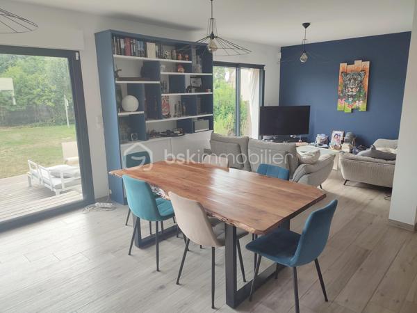 Découvrez cette superbe maison contemporaine, située dans un environnement calme et paisible, offrant un cadre de vie chaleureux, confortable et convivial.
Les points essentiels :
155 m² habitables
7 pièces
5 chambres, dont 1 au rez-de-chaussée
Grand sous-sol
Belle terrasse
Jardin sans vis-à-vis
Maison sans travaux, parfaitement entretenue
Agencement moderne et fonctionnel
Proche de toutes les commodités
Une maison récente, élégante et parfaitement adaptée à une vie de famille, qui conjugue modernité, espace et tranquillité.