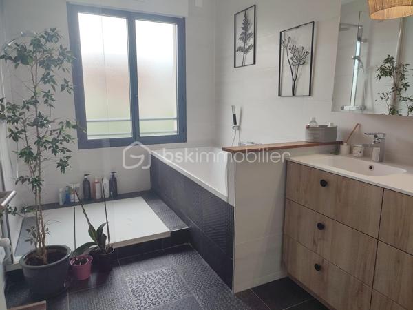 Découvrez cette superbe maison contemporaine, située dans un environnement calme et paisible, offrant un cadre de vie chaleureux, confortable et convivial.
Les points essentiels :
155 m² habitables
7 pièces
5 chambres, dont 1 au rez-de-chaussée
Grand sous-sol
Belle terrasse
Jardin sans vis-à-vis
Maison sans travaux, parfaitement entretenue
Agencement moderne et fonctionnel
Proche de toutes les commodités
Une maison récente, élégante et parfaitement adaptée à une vie de famille, qui conjugue modernité, espace et tranquillité.