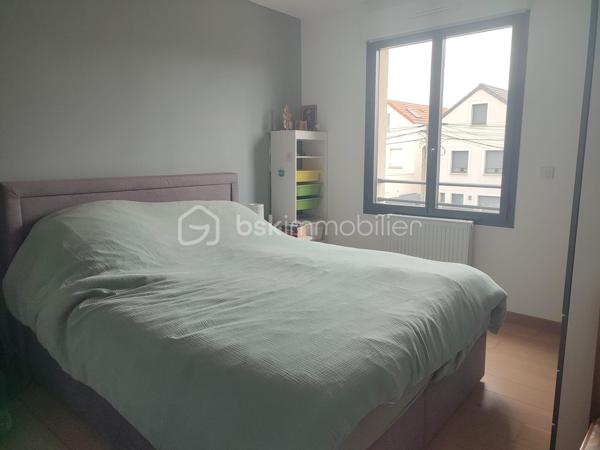 Découvrez cette superbe maison contemporaine, située dans un environnement calme et paisible, offrant un cadre de vie chaleureux, confortable et convivial.
Les points essentiels :
155 m² habitables
7 pièces
5 chambres, dont 1 au rez-de-chaussée
Grand sous-sol
Belle terrasse
Jardin sans vis-à-vis
Maison sans travaux, parfaitement entretenue
Agencement moderne et fonctionnel
Proche de toutes les commodités
Une maison récente, élégante et parfaitement adaptée à une vie de famille, qui conjugue modernité, espace et tranquillité.