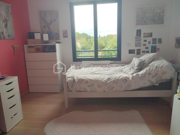 Découvrez cette superbe maison contemporaine, située dans un environnement calme et paisible, offrant un cadre de vie chaleureux, confortable et convivial.
Les points essentiels :
155 m² habitables
7 pièces
5 chambres, dont 1 au rez-de-chaussée
Grand sous-sol
Belle terrasse
Jardin sans vis-à-vis
Maison sans travaux, parfaitement entretenue
Agencement moderne et fonctionnel
Proche de toutes les commodités
Une maison récente, élégante et parfaitement adaptée à une vie de famille, qui conjugue modernité, espace et tranquillité.