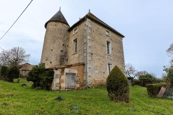 Maison historique – Ancienne partie d’un château + dépendances sur 31 ha