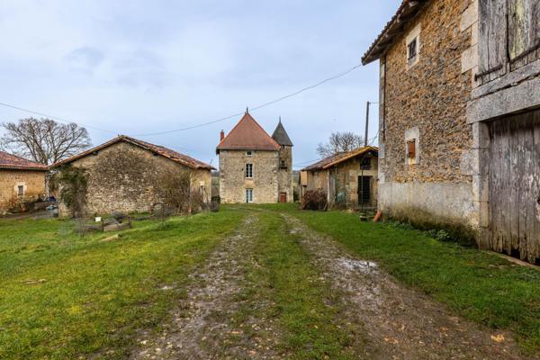 Maison historique – Ancienne partie d’un château + dépendances sur 31 ha
