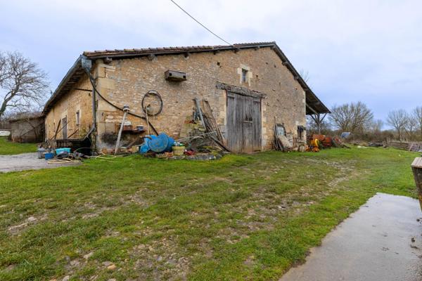 Maison historique – Ancienne partie d’un château + dépendances sur 31 ha