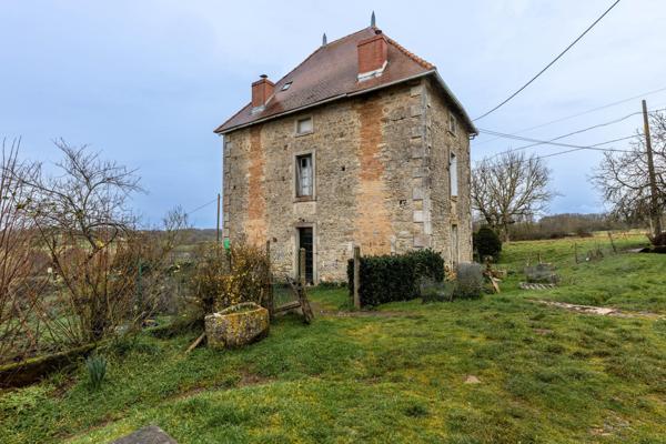 Maison historique – Ancienne partie d’un château + dépendances sur 31 ha