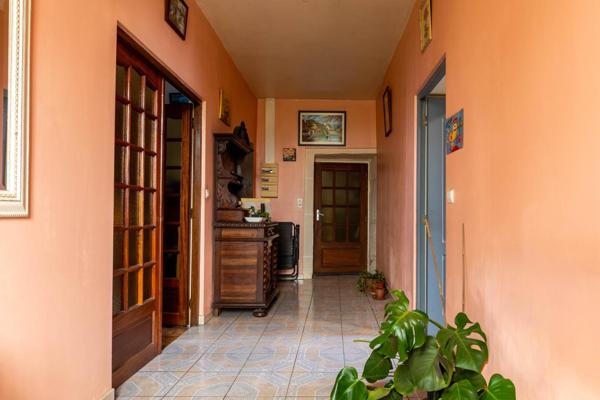 Maison historique – Ancienne partie d’un château + dépendances sur 31 ha