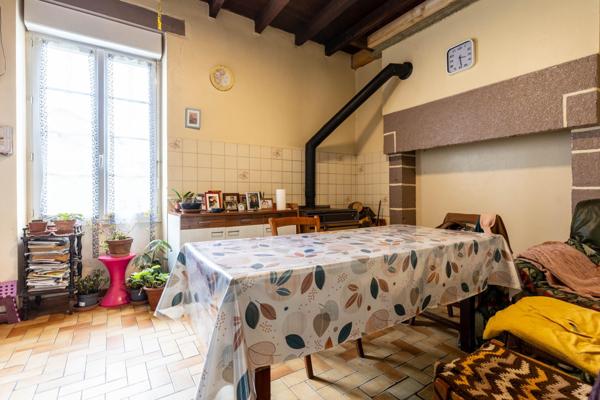 Maison historique – Ancienne partie d’un château + dépendances sur 31 ha