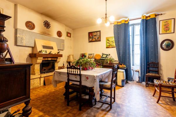 Maison historique – Ancienne partie d’un château + dépendances sur 31 ha