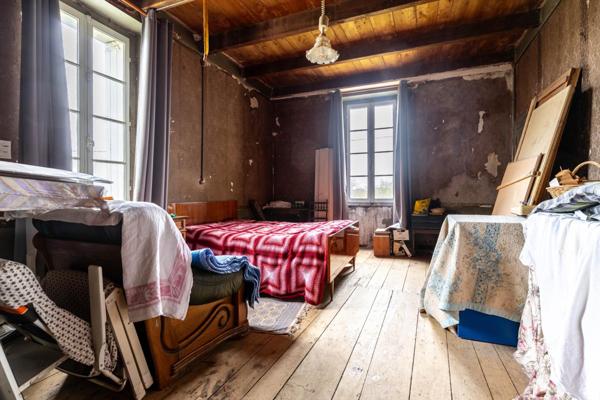 Maison historique – Ancienne partie d’un château + dépendances sur 31 ha