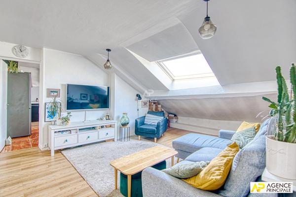 Versailles Notre-Dame Appartement 4 pièces 85m² au sol situé au dernier étage €540 000 ** - Référence 27561