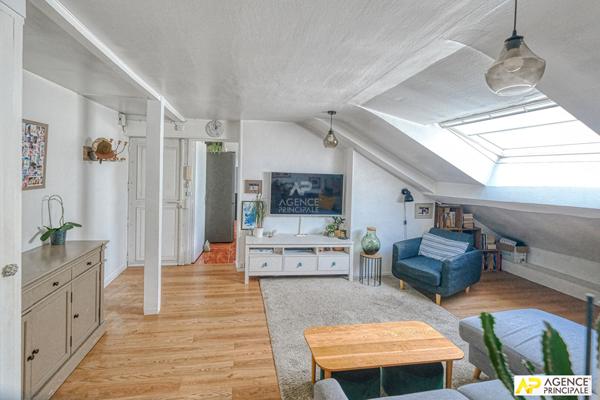 Versailles Notre-Dame Appartement 4 pièces 85m² au sol situé au dernier étage €540 000 ** - Référence 27561