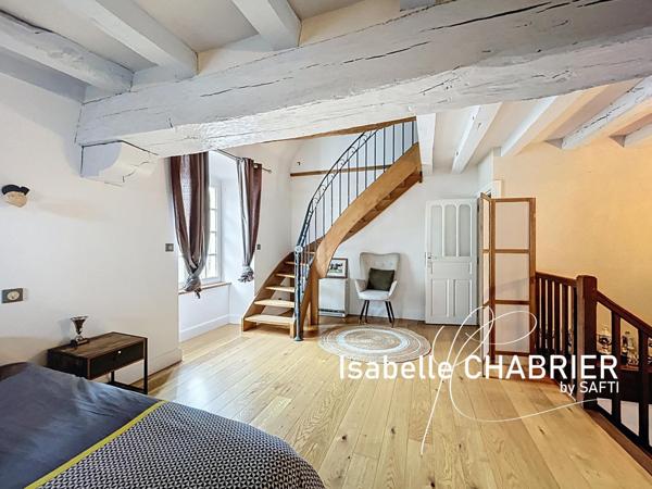 HUILLE, MAISON DE VILLAGE AVEC BEAUX VOLUMES