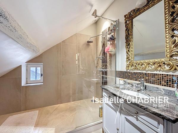 HUILLE, MAISON DE VILLAGE AVEC BEAUX VOLUMES