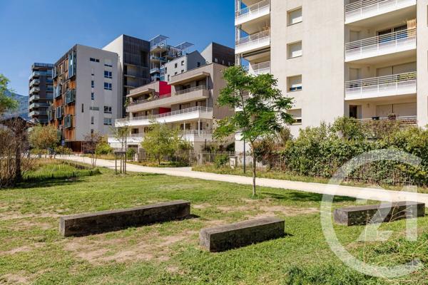 Appartement F4 à vendre  4 pièces - 81 m 2   GRENOBLE  - 38