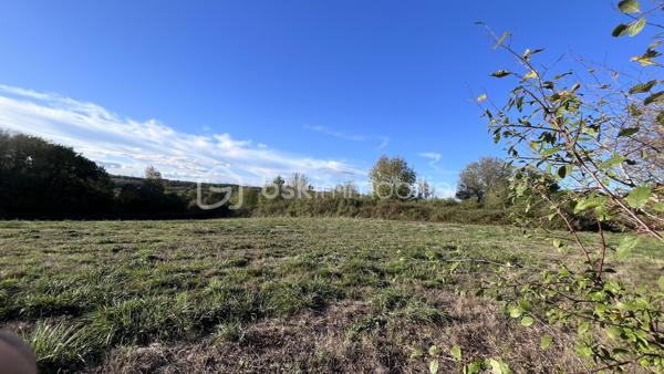 Le magnifique département de la Dordogne vous accueille en Périgord Noir sur la commune de Châtres. 
Un environnement champêtre et une qualité de vie que l'on nous envie.
Accès en quelques minutes aux autoroutes, toutes les commodités à moins d'1/2 heure et surtout : La Tranquilité.
Alors, vous qui avez un projet de construction, venez donc bâtir votre futur ici 🎯
Je vous propose ce magnifique terrain légèrement en pente, offrant une jolie vu dégagée, et exant de voisinage trop prohe.
Imaginez dèjà les enfants jouer, les soirées entre amis et les souvenirs inoubliables.
Allez, je vous emmène pour une visite séduction.