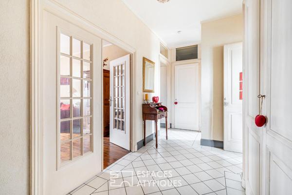 Appartement ancien en plein centre avec jardin, caves et grenier