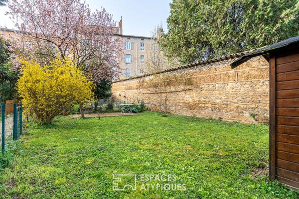 Appartement ancien en plein centre avec jardin, caves et grenier