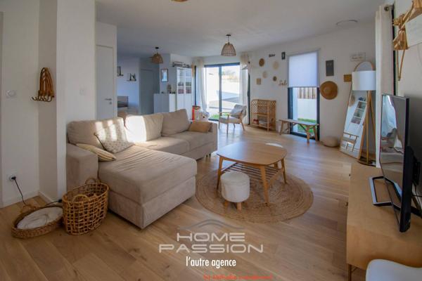 VAUX-SUR-MER  UNE MAISON DE TYPE CITADINE AUX ACCENTS SCANDINAVES