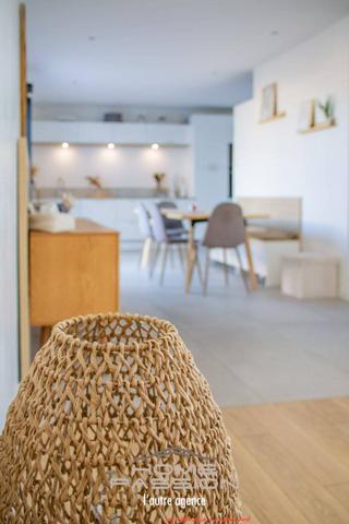 VAUX-SUR-MER  UNE MAISON DE TYPE CITADINE AUX ACCENTS SCANDINAVES