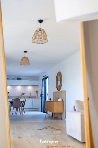 VAUX-SUR-MER  UNE MAISON DE TYPE CITADINE AUX ACCENTS SCANDINAVES