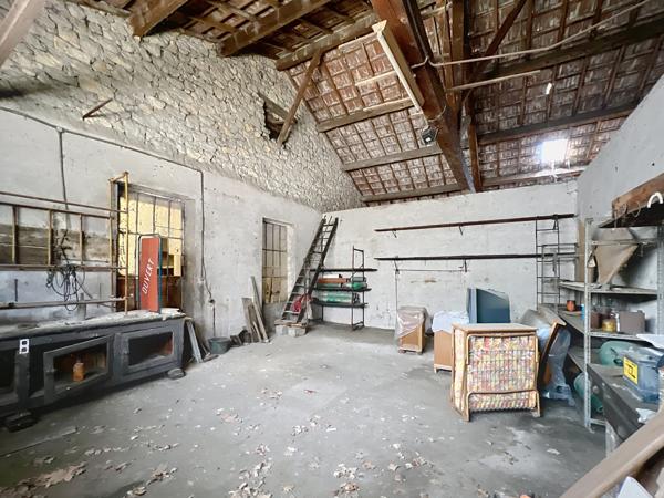 Sud Ardèche – Saint-Paul-le-Jeune (07460) Maison en pierre indépendante – Habitation + local commercial – Terrain 793 m²