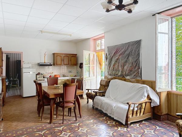 Sud Ardèche – Saint-Paul-le-Jeune (07460) Maison en pierre indépendante – Habitation + local commercial – Terrain 793 m²