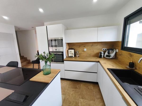 Belle maison moderne avec tous les avantages de la ville.